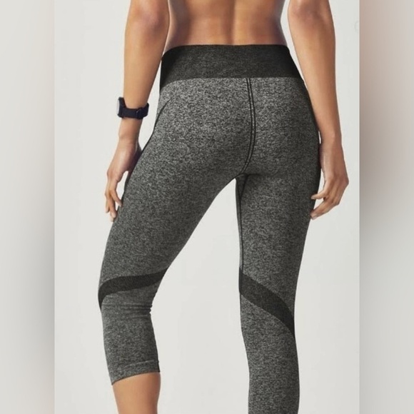 Fabletics Seamless Printed Capri Leggings Size XS - Picture 2 of 7